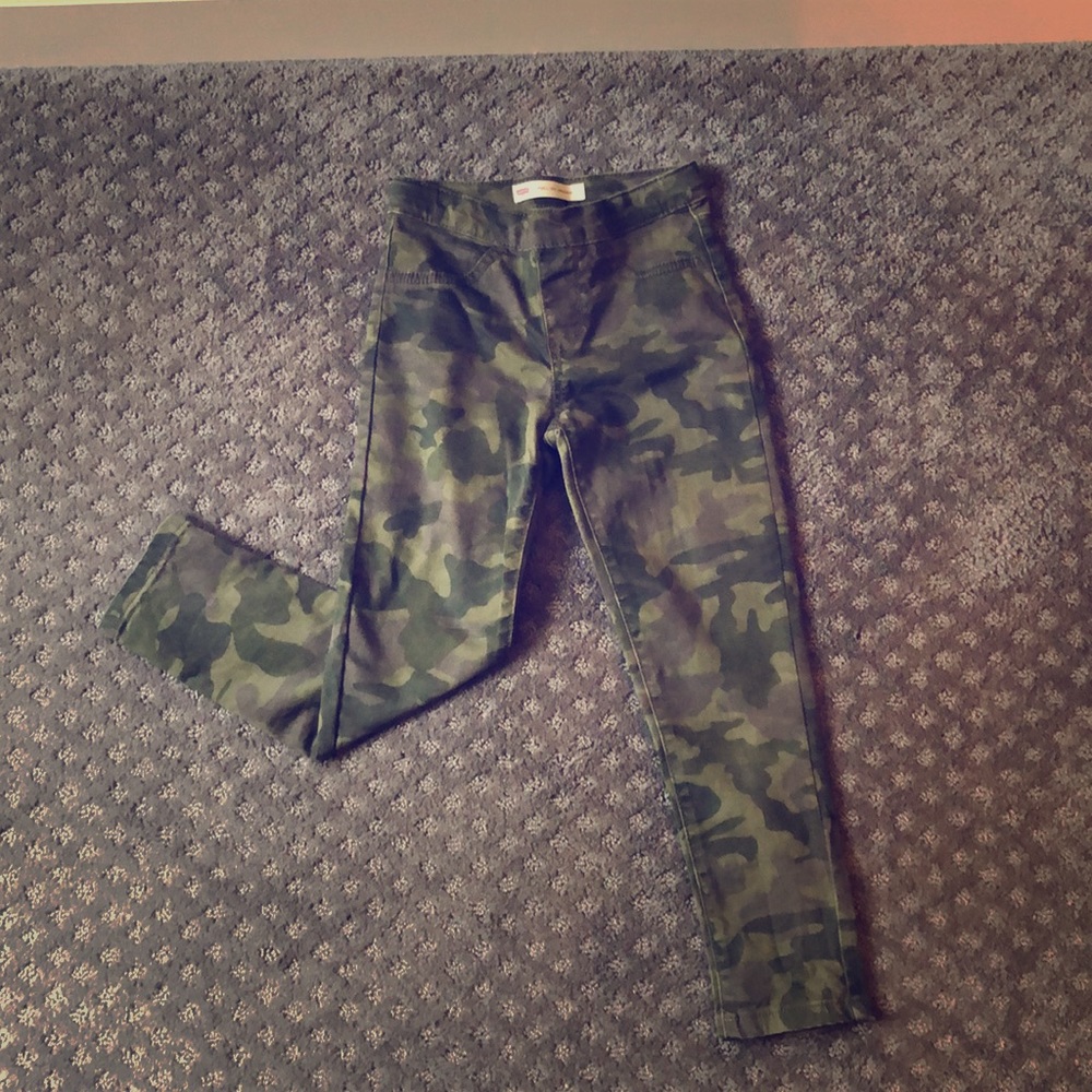 Levi’s girls camo pull on jeggings!